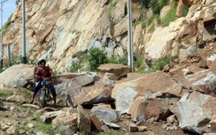 Lở núi chia cắt giao thông tuyến đường ven biển Ninh Thuận