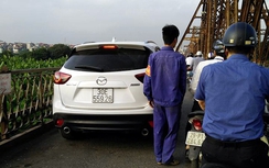 Tước GPLX tài xế Mazda đi lên cầu Long Biên