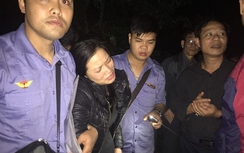 Vợ Phó trưởng tàu tử nạn khản giọng gọi tên chồng