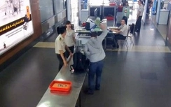 Khách đi máy bay mang lậu nanh sư tử, lông đuôi voi châu Phi