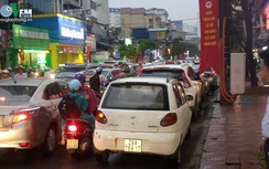 Ô tô dừng đỗ gây ùn tắc, xử lý thế nào?