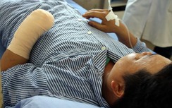 Phẫu thuật thành công cho bệnh nhân dập bàn tay do nổ đèn pin