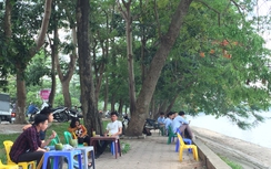 Vô tư chiếm dụng vỉa hè hồ Linh Đàm