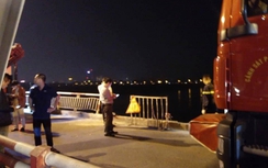 Nóng: Đang tìm kiếm ô tô đâm lan can cầu Chương Dương, rơi sông