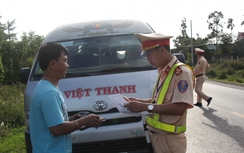 Theo chân CSGT Đắk Lắk bắt xe khách vi phạm trên QL26