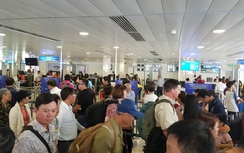 Định hành hung nhân viên hàng không, một hành khách bị khống chế