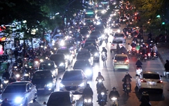 Bật đèn pha ô tô, xe máy trong đô thị bị phạt bao nhiêu?