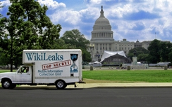 Bà Hillary Clinton bị "dọa" tung Email cá nhân?