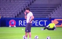 HLV tuyển Đức lại bị bắt gặp hành động "mất vệ sinh"