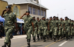 Binh sĩ Congo dùng súng "trái phép" từ Triều Tiên?