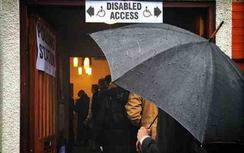 Bất chấp thời tiết, cử tri Anh vẫn nô nức bầu cử