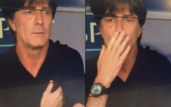 Video: HLV tuyển Đức lại bị bắt gặp "mất vệ sinh" khó đỡ