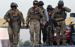 Bị phục kích, đặc nhiệm Anh dùng dao hạ 3 tay súng IS