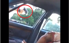 Dừng đèn đỏ, cảnh sát Mỹ bất ngờ bắn chết tài xế