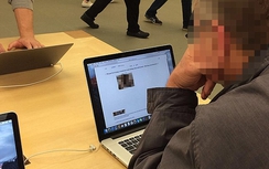 Thản nhiên xem phim khiêu dâm trong cửa hàng Apple