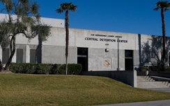 Mỹ: Bị bắt vì trèo tường vào... nhà tù