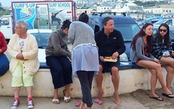 Cựu Thủ tướng Anh mặc quần đùi, đi chân đất sau từ chức