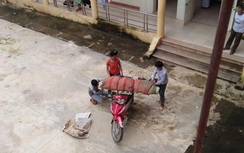 Sơn La: Thêm một vụ con bó chăn chở thi thể bố về quê