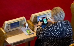 Chơi Pokemon Go trong phiên họp Quốc hội, Thủ tướng Na Uy "hứng gạch"