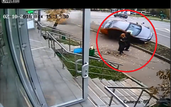 Video: Xe mất lái hất ngã cụ ông trên vỉa hè