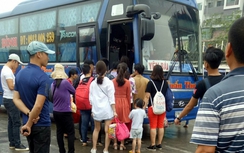 Hậu nghỉ lễ, người dân nhốn nháo tìm xe, dò đường về thành phố