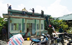 Bạc Liêu: Lốc xoáy làm tốc mái hàng chục căn nhà