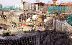 TP.HCM: Nhà thầu lén lút dọn đống đổ nát sau vụ sập giàn giáo