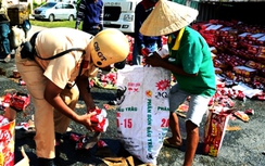 CSGT TP.HCM đội nắng cùng dân thu dọn hiện trường tai nạn