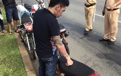 Bị CSGT bắt, quái xế xăm trổ đưa hối lộ để được tha