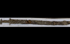 Phát hiện thanh kiếm quý hơn 1.000 năm tuổi dưới hố nước