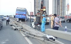 Xe khách "làm xiếc" trên cầu Nhật Tân, hàng chục người thoát chết