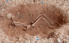 Bí ẩn đằng sau bộ hài cốt 'mẹ ôm con' 1.500 năm tuổi