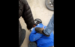 Bắt tại trận nam thanh niên vặt trộm gương xe ô tô