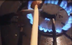 Xem trứng gà giả cháy như cao su