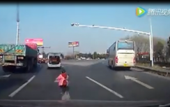 Cháu bé rơi từ ô tô xuống đường... đứng dậy chạy tiếp