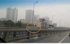 Xe máy chạy ngược chiều đường vành đai 3 với "tốc độ tử thần"