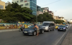 Ông Tây "chặn xe" ô tô xin lau kính xôn xao Hà Nội