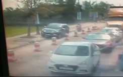 Tài xế né trạm BOT, cho xe leo lên vỉa hè