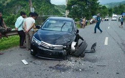 Tai nạn liên hoàn trên QL9, hai ô tô biến dạng