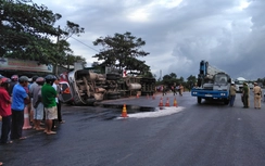 Xe container lật nghiêng, đè chết 2 phụ nữ trên đường về thăm nhà