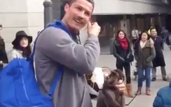 CR7 tâng bóng giữa phố kiếm tiền lẻ