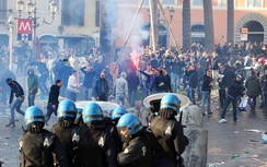 Bạo loạn kinh hoàng, CĐV đổ máu tại Europa League