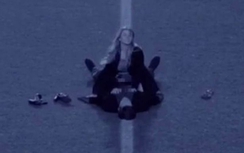 SỐC: Cặp đôi nhảy vào sân làm ‘chuyện ấy’