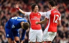 Hạ Everton, Arsenal lại qua mặt M.U