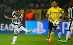Champions League: Tevez rực sáng, Bà đầm già 'đại náo' SIP