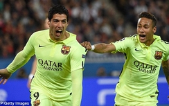 Champions League: Suarez giúp Barca đặt một chân vào bán kết