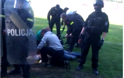 SỐC: Cảnh sát bắn chết một CĐV ngay trên sân