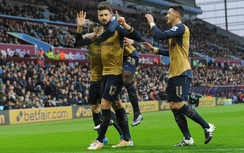 "Chân gỗ" lại lập công, Arsenal lên đỉnh NHA