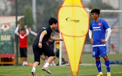 HLV Hữu Thắng “tỏa sáng” trên sân tập ĐTVN