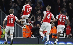 Sanchez lập cú đúp, Arsenal níu giữ hi vọng vô địch